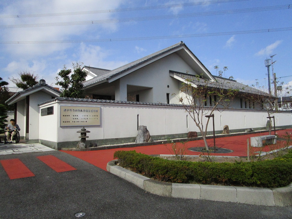 白壁が眩い日本建築の美術館の写真