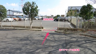 施設裏の駐車場の通路の写真。通路幅は十分ですが、グレーチングに注意