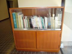 日比野五鳳に関する書籍の写真。ロビーの本棚に作品集や関連書籍が置かれています
