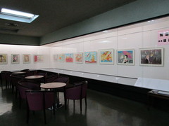 傍嶋康博版画展の写真。中央公民館ロビーで神戸町の版画家の作品展
