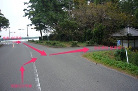治水神社駐車場へ２の写真。右折するとすぐに駐車場の看板があり、左折して坂道を降りて行きます