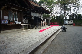 本殿正面の段差の写真。段差が1段あり、車いすは段差の低い東側にまわって入れます