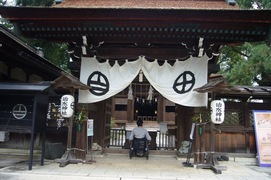 治水神社の拝殿の写真。正面中央に入母屋造りの桧造り桧皮葺きの拝殿があります