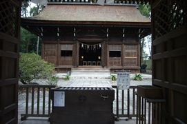 治水神社の本殿の写真。拝殿の奥の桧造り銅板葺き流れ造りの本殿までは入れません
