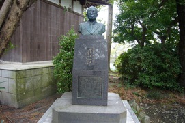 伊藤光好氏の銅像の写真。宝暦治水史蹟保存会長として活動した元海津町長伊藤氏