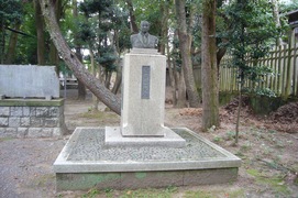 菱田尚一氏の胸像の写真。治水神社の建設委員長で「薩摩義士」の顕彰活動に尽力した人物