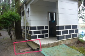 治水神社のトイレの写真。一般用トイレはありますが、入口に段差があります