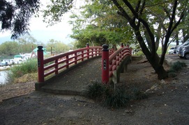 隼人橋の写真。治水神社から宝暦治水観音堂へ渡る橋、当時はここに小川が流れていました