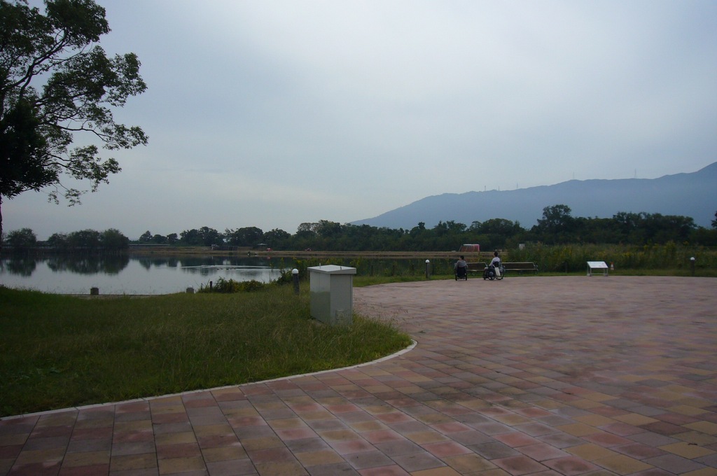 義呂池と養老山脈の風景の写真