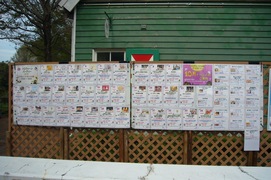 月ごとのイベント案内の写真。総合案内所にはイベント案内が掲示されています