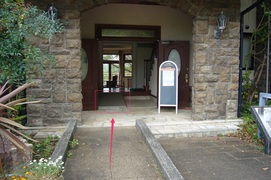 パークパートナー棟の室内の写真。上がり框（かまち）にもスロープが設置されています