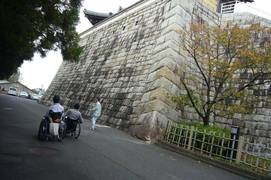 迂回路順路１の写真。高い石垣の西側通路を使って資料館の裏口に行きます