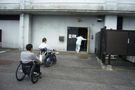 迂回路順路２の写真。裏口扉の横のインターホンから扉を開けてもらいます