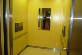 館内のエレベーターの写真。エレベーターは広く、車いす２台が十分乗れます