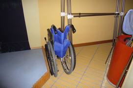 貸出し用車いすの写真。総合案内所の横に常備されています