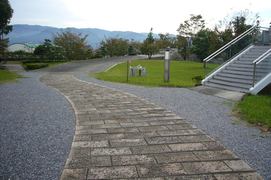 石畳の通路の写真。屋外は砂利敷ですが石畳の通路があり車いすでも安全に通行できます