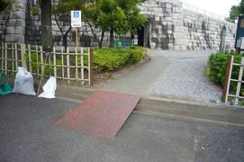 スロープの写真。砂利道には石畳の通路があり、段差にはスロープがあり、車いすも安心です