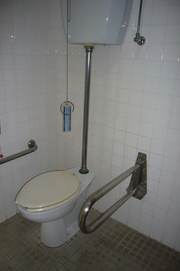 トイレの内部の写真。広さがあり車いすでも使い易くなっています