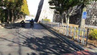 車いす入口への写真。建物北側へ向かいます
