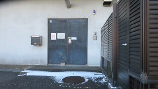 建物北側の車いす入口の写真。インターフォンを押します、少し段差があるので注意