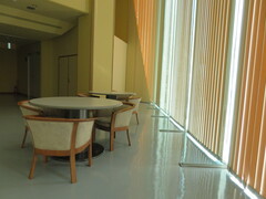 休憩スペースの写真。疲れたら座って休むことができます