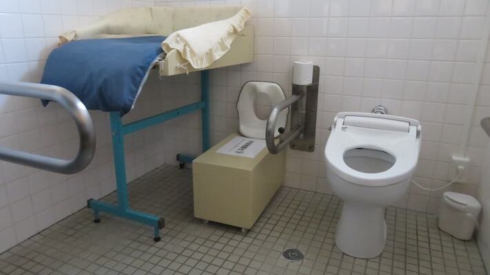 車いすトイレの内部写真