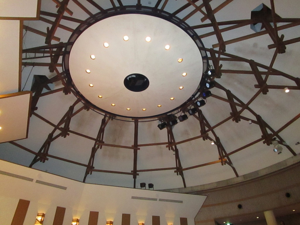 ホールの中央の大きな円形の照明 の写真