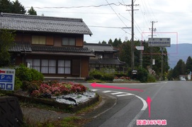日本昭和音楽村への入り口の写真。国道365号線を進み水嶺湖の標識を左折します