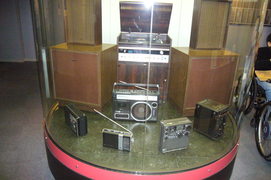 ラジオやラジカセの写真。懐かしいラジオ、ラジカセ、ラテカセ、ステレオが展示されています