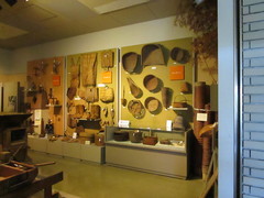 第２常設展示室１の写真。わら細工や竹細工の農具や生活用具、ランプなど