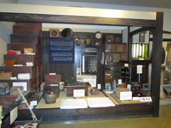 第２常設展示室２の写真。明治時代の生活用具が置かれ、当時の民家の内部を再現