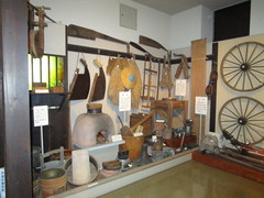 第２常設展示室３の写真。明治時代の農家で使用されていた農機具や竈