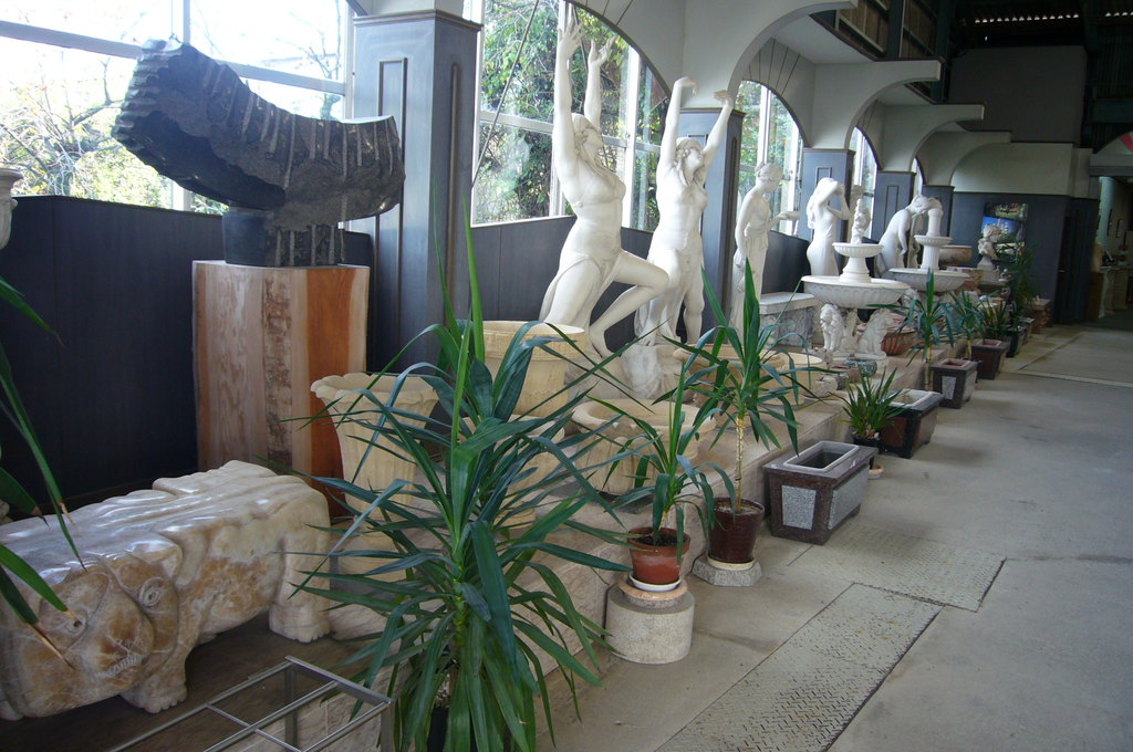 優美な大理石の彫刻が並ぶ館内の写真