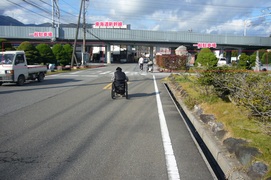 一般駐車場の写真。新幹線の高架下に沿って団体の観光バスや一般の駐車場があります