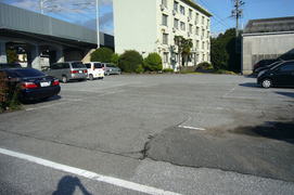 一般駐車場の写真。の駐車場スペースも広く、路面は舗装されています