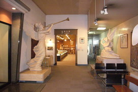 第３展示室前の大理石彫刻の写真。ラッパを吹く天使