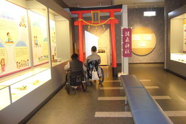 胡麻神社の写真。展示室内には、胡麻神社があり、おみくじも引けます