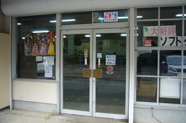 売店の写真。入口に段差はありませんが、扉は開き戸になっています