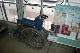 貸出用車いすの写真。売店の入口に車いすが常備されています
