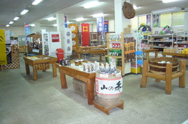 売店内の写真。売店では、この地域のお土産が置かれ、奥には「玉倉部そば」が食べられる食堂があります