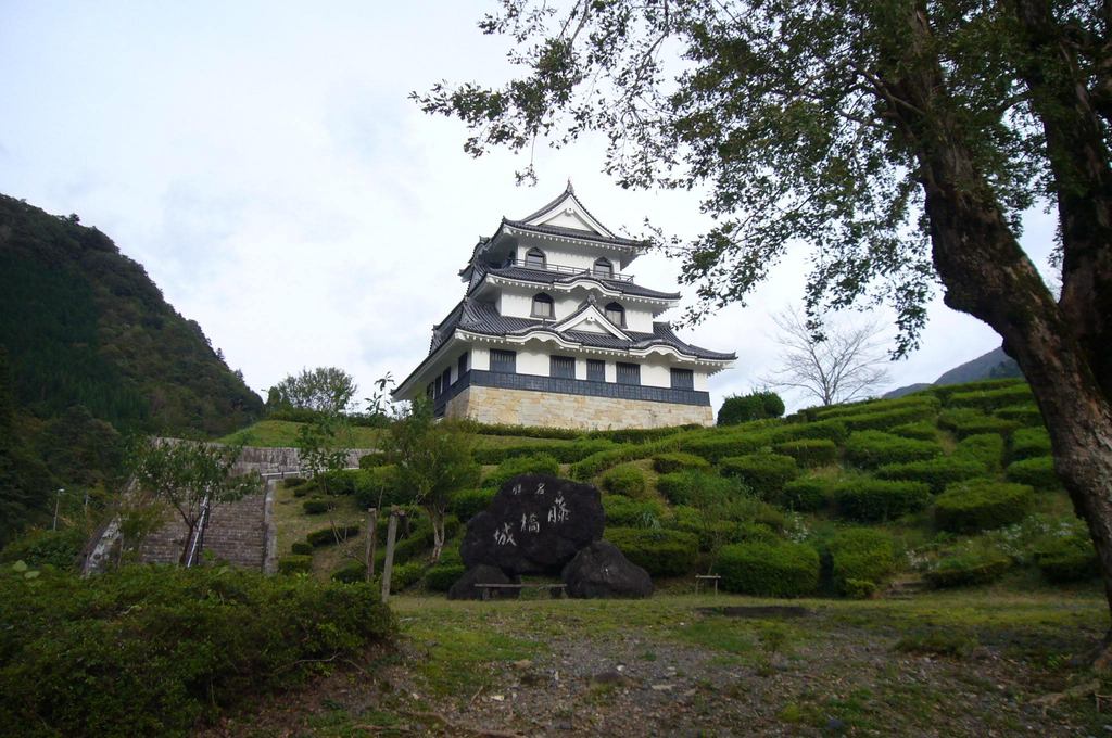 小高い丘にそびえ立つ「藤橋城」の写真