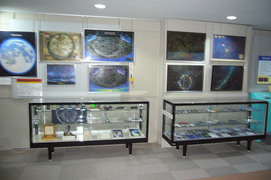 星の展示室の写真。天体グッズや資料、学習教材など星に関連した展示