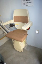 西美濃天文台の「階段昇降機」の写真。階段が困難な場合に利用します