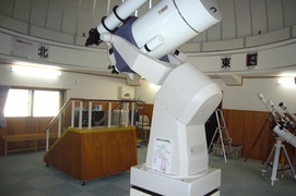 県内最大級の反射望遠鏡の写真。口径60cmの反射望遠鏡は、夜だけでなく昼も使えます