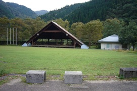 野外ステージの写真。駐車場の南側、川の畔にステージもあります