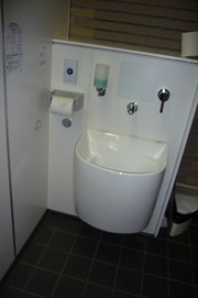 鯱トイレの多機能トイレ１の写真。男子側にある多機能トイレにはオストメイトの設備があります