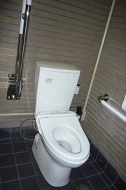 鯱トイレの多機能トイレ２の写真。手すり、温水洗浄付きです
