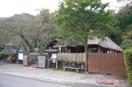 資料館入口の外観の写真。正面入口には石段が数段あり、車いすは隣の扉を開けてもらい中へ入れます
