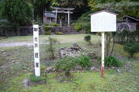 史跡 経塚の写真。経塚の話の中の赤池の名残りが、敷地内のこの池だと言われています