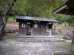 屋外トイレの写真。古民家の裏に、木造のトイレ棟もありました